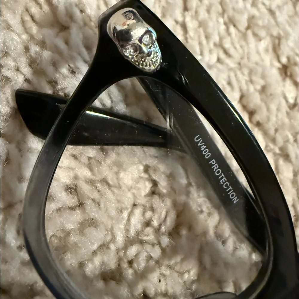 Black Skull Detail Women's UV Protection Glasses for Motorcycle Riding - Picture 3 of 9